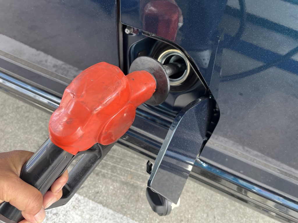 ガソリン給油中