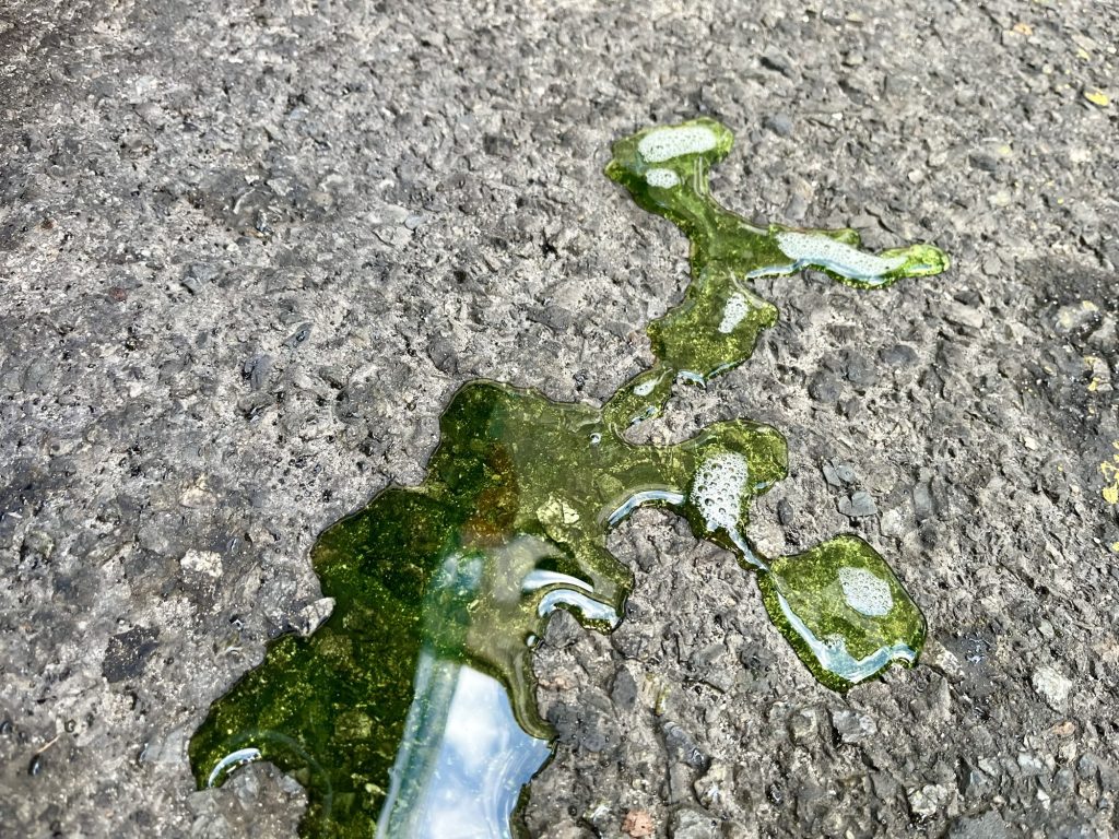 冷却水がマックスより上だと起こる症状｜エンジンルームや地面への液体漏れ
