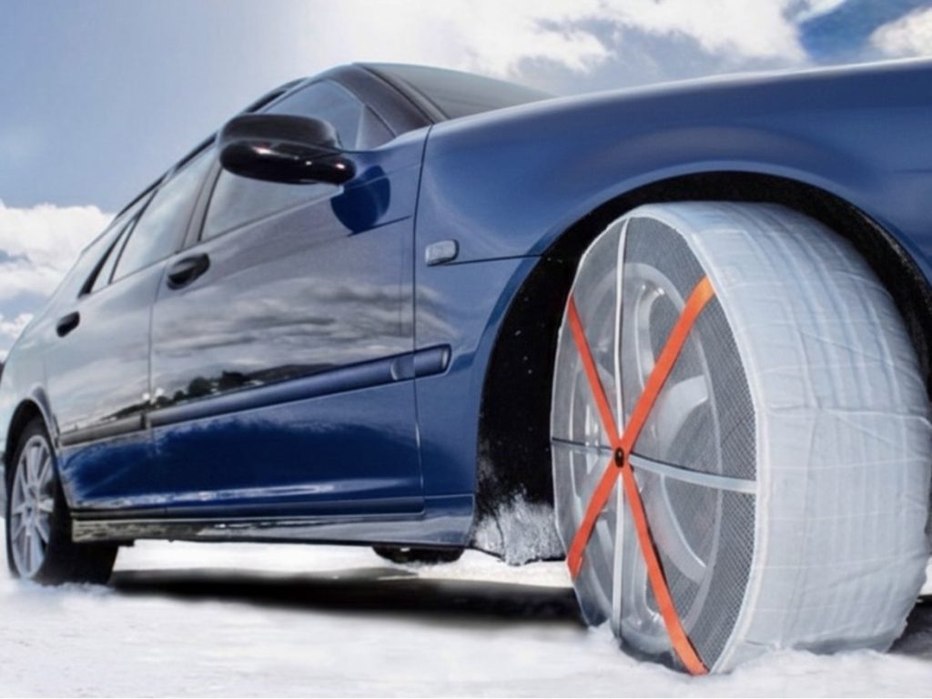 布チェーンで凍結路の高速道路を走る注意点