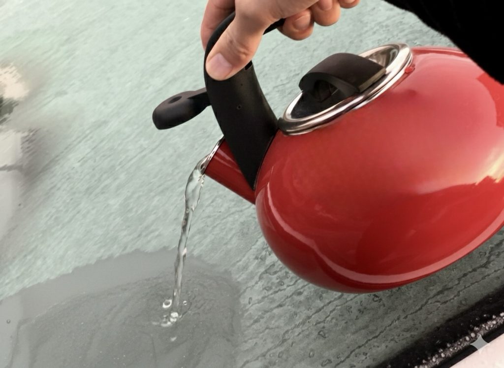 熱湯をかけるのは危険なので絶対に行わない