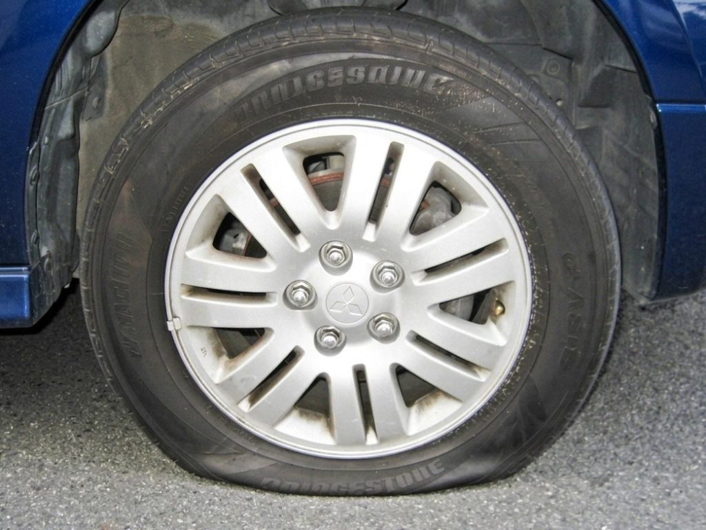 タイヤ横のサイドウォール損傷は修理不可