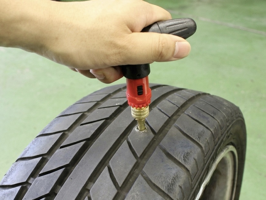 車のパンク修理の値段と業態別の費用相場